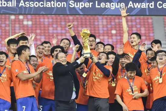 邮报：阿诺德与阿迪达斯签下了一份价值2600万英镑的球鞋合同根据《邮报》报道，阿诺德结束了与安德玛的长期合作，与阿迪达斯签下了一份价值2600万英镑的球鞋合同。